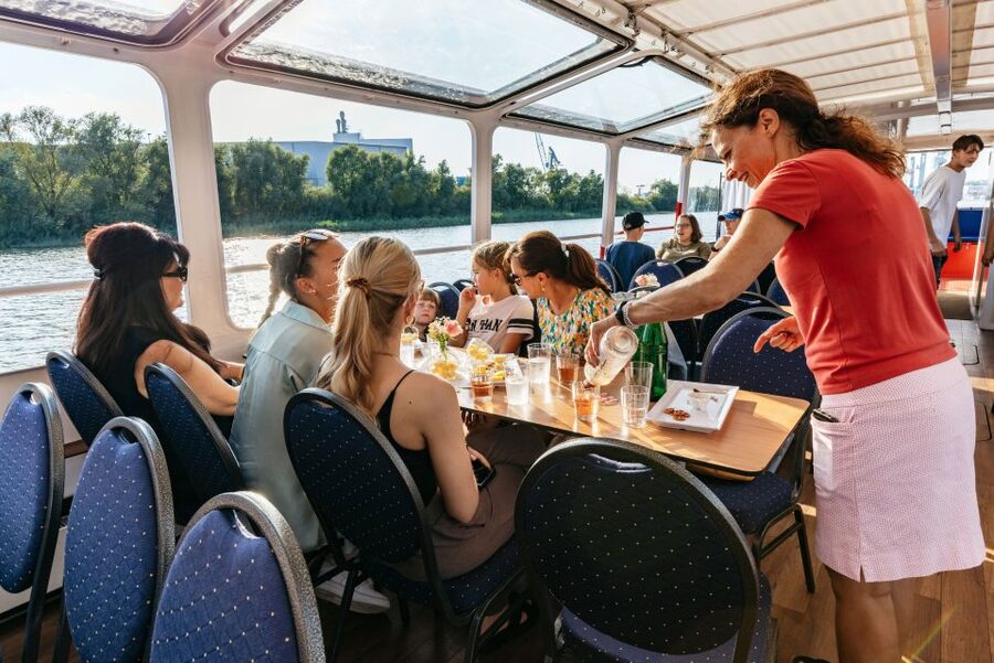 Hamburg: Harbor Cruise with Wine and Cheese - What you see during the 90-minute route