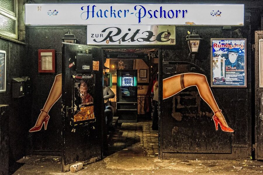 Hamburg: St. Pauli Highlights Guided Tour with Beer for 18+ - Davidwache and the practical side of safety
