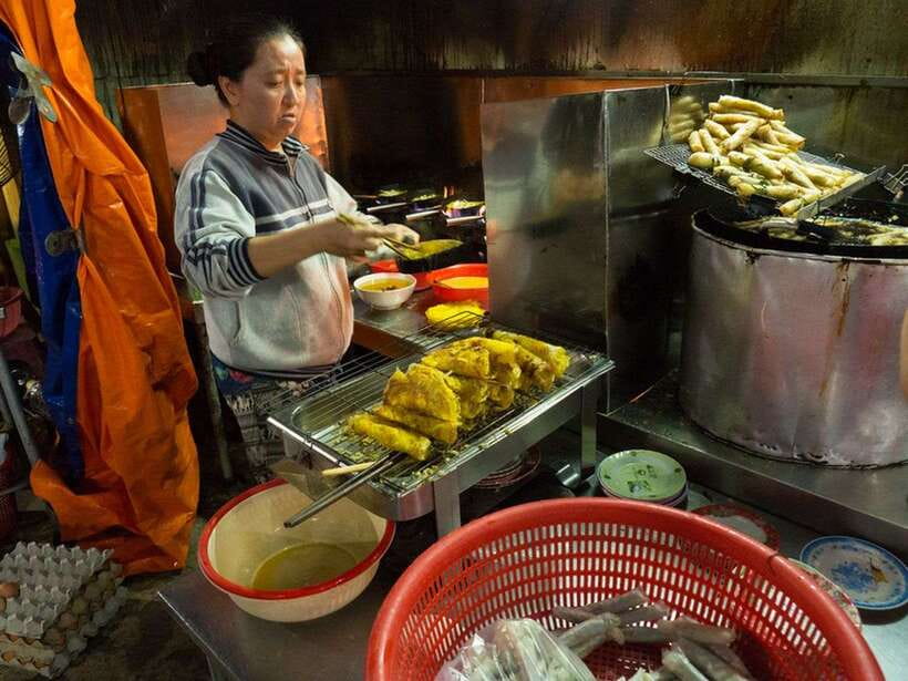 Hoi An: Sunset Food Tasting Tour - A local drink and stories after dark