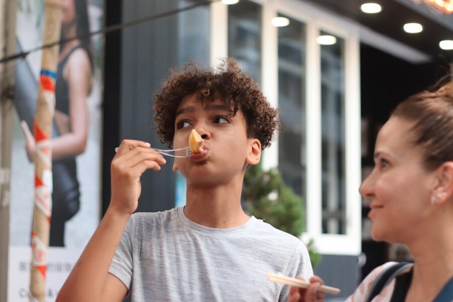 Hong Kong: Street Food Tasting Tour in Old Town Central - Queen’s Road Central and the longest tasting stop