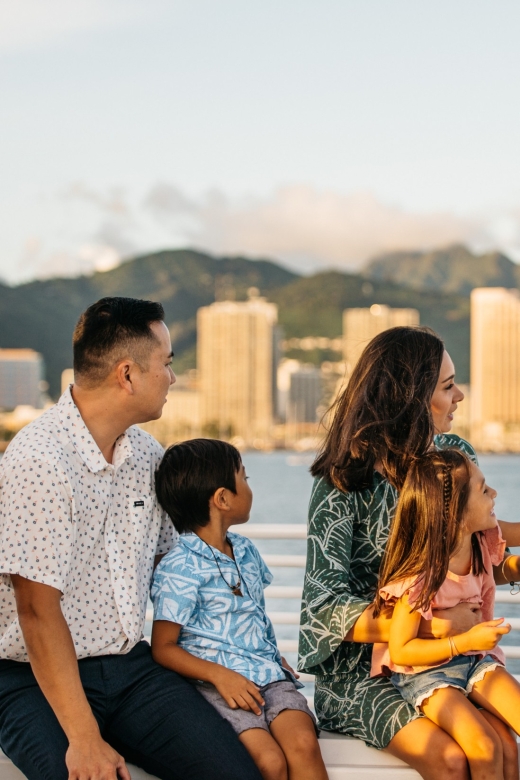 Honolulu: Waikiki Sunset and Cocktail Cruise - Live guitar music and a relaxed mood