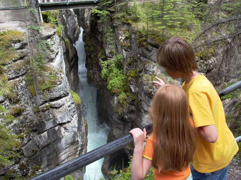 Jasper: Maligne Valley Wildlife & Spirit Island Cruise - Maligne Canyon and the short walk