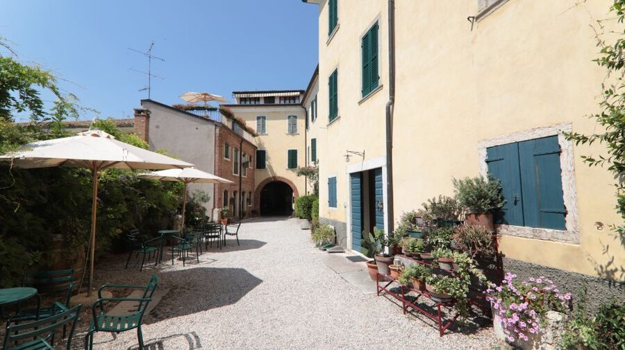 Lazise: Historical Center Wine Tasting Tour - Local food makes the tasting more than six pours