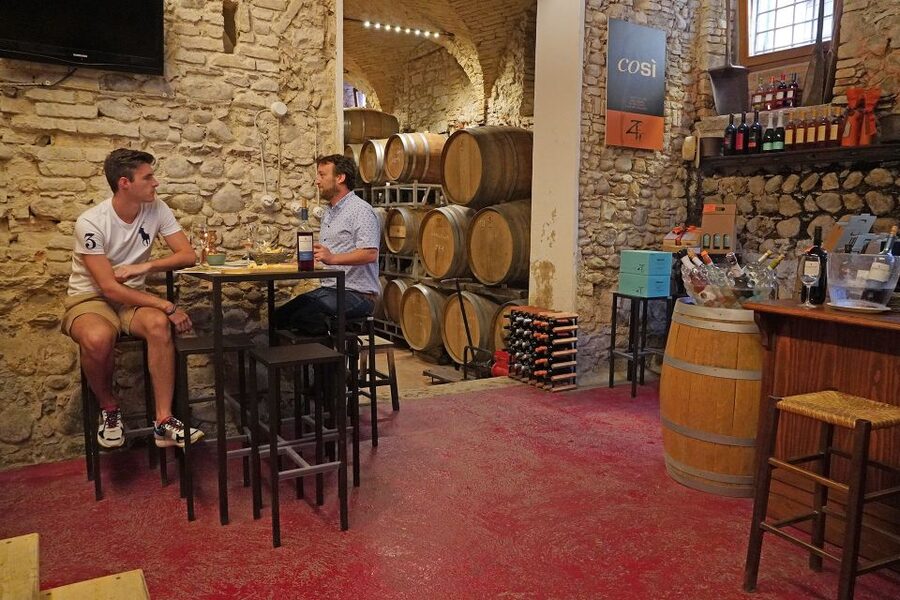 Lazise: Historical Center Wine Tasting Tour - Laura, the sommelière, and the tone of the visit