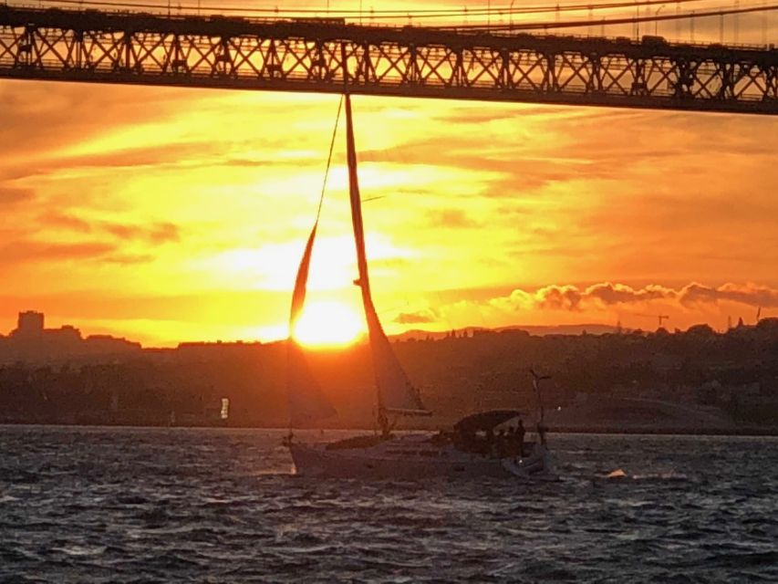 Lisbon: Private Sunset Sailing Tour with Champagne - Why sunset is the right time on the Tagus