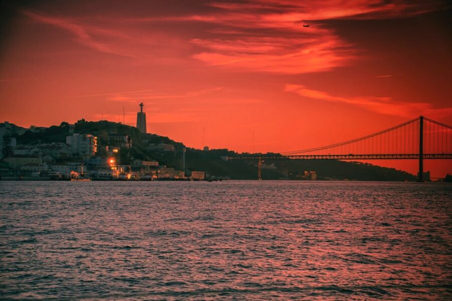 Lisbon: Sailboat Tour w/ Local Guide and Open Bar Green Wine - Why Lisbon is best seen from the Tagus