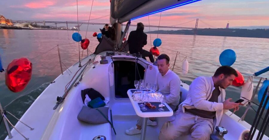 Lisbon: Sailboat Tour w/ Local Guide and Open Bar Green Wine - From Clube de Padel to the open river