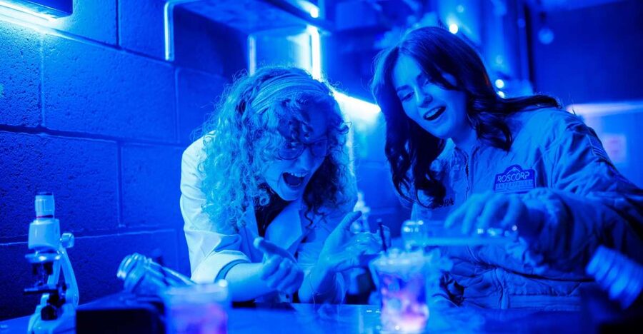 London: Avora New World Cocktail Experience with 3 Cocktails - Movie-like sets and actors keep the story moving