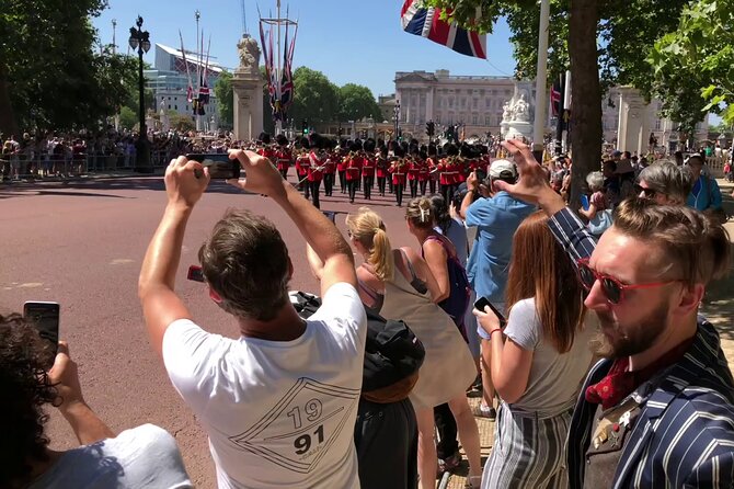 London Bike Tour: Landmarks, Secret Gems, Pub Stop & Street Art - Westminster Abbey without the entrance ticket