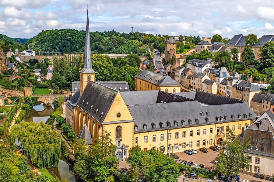 Luxembourg City: Walking Tour with Optional Wine Tastings - What the guiding adds