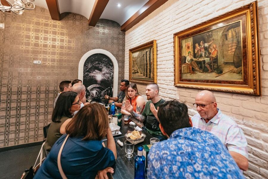 Madrid: Food & Wine Tour with 10 Tapas & 4 Drinks Included - Who should book this tapas crawl?