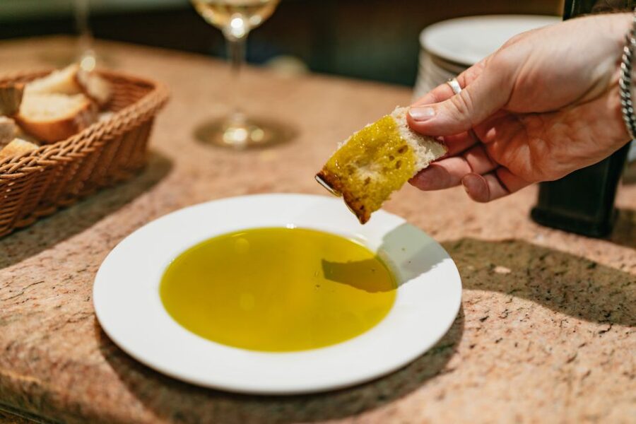 Madrid: Food & Wine Tour with 10 Tapas & 4 Drinks Included - The guides are a major part of the experience