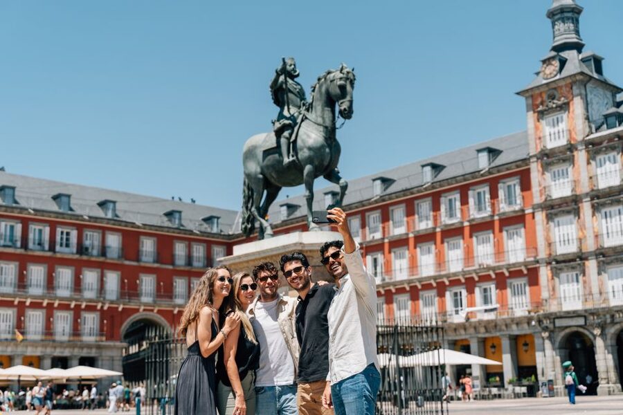 Madrid: Guided Tapas and Wine Tour with Rooftop Views - The guides shape the experience