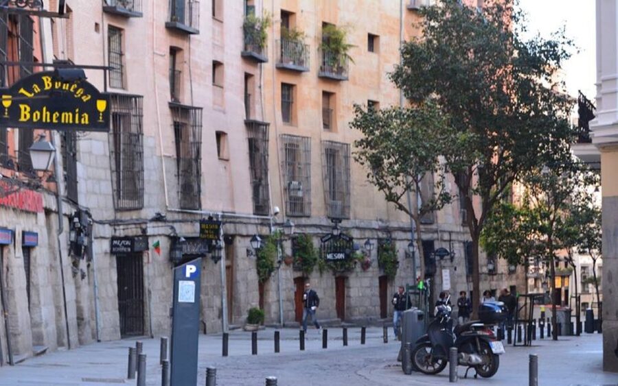 Madrid: Old Madrid Walking Food and Wine Tour - The walk through Old Madrid