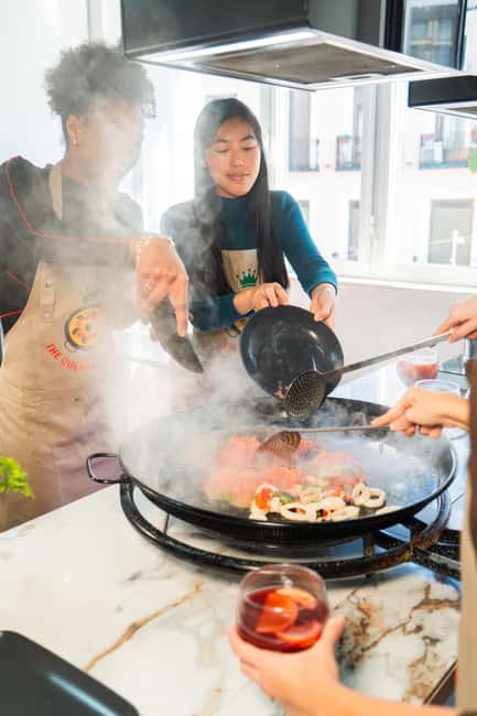 Madrid: Paella & Sangria Classes – Seafood, Chicken or Vegan - Starting with fresh-fruit sangria