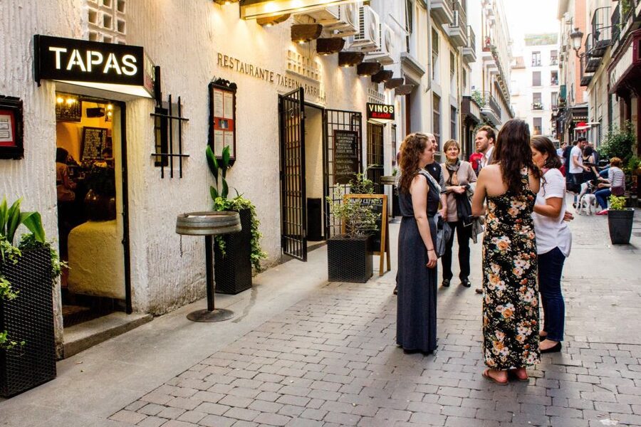 Madrid: Tapas & Wine Tasting Tour with Local Guide - What the guide adds beyond the food