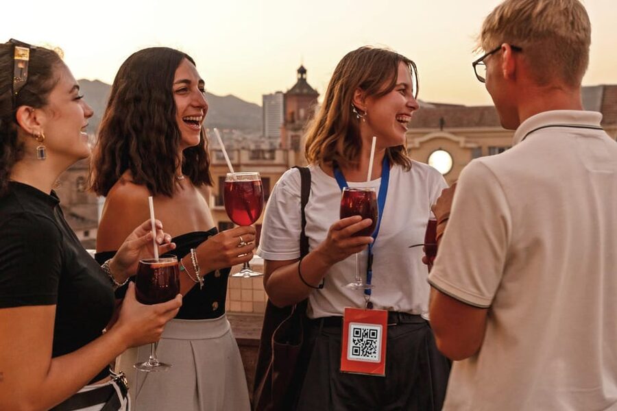 Malaga: Wine and Tapas Tour with Tastings and Drinks - The guides make the difference
