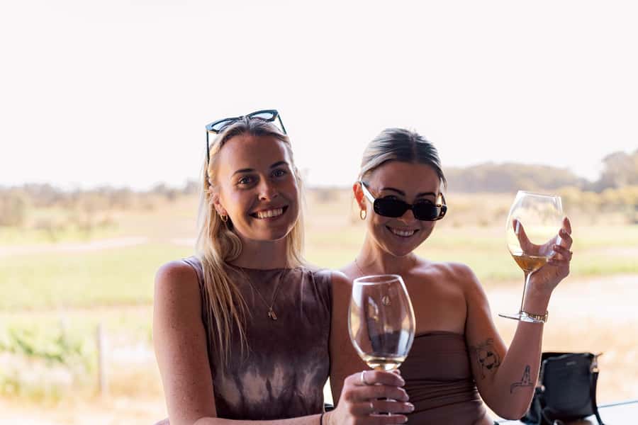 Margaret River: Boutique Wine Tour w. Blind Tasting + Lunch - Olio Bello brings pizza, salad and a needed pause