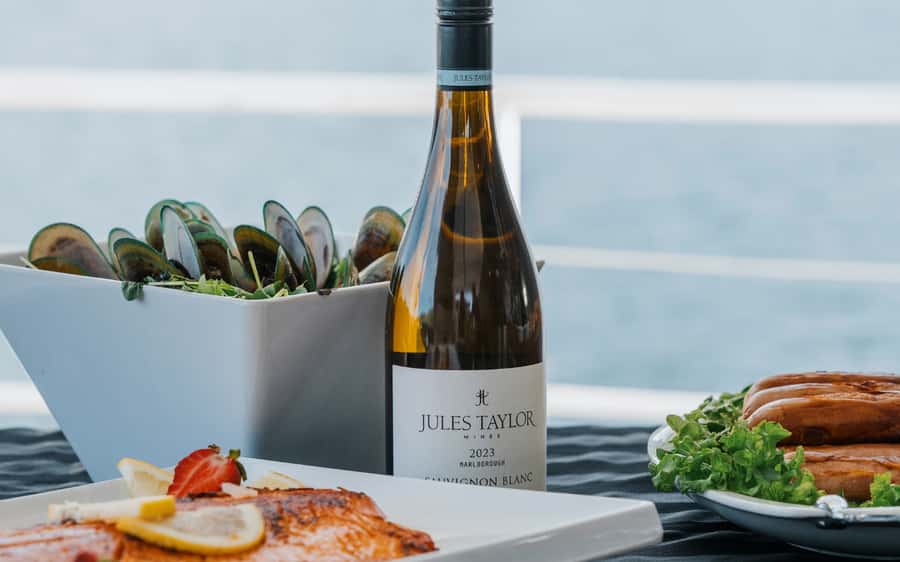 Marlborough: Full-Day Wine and Seafood Tour with Cruise - Lunch bridges the vineyards and the water