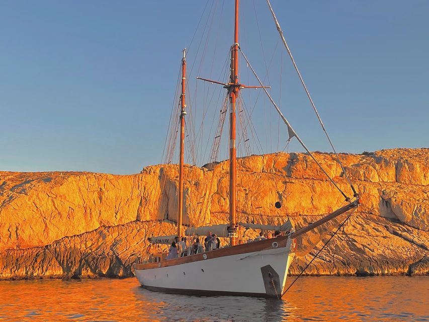 Marseille: Frioul Islands Sunset Cruise with Cocktail Dinner - Thirty minutes of open water and city views