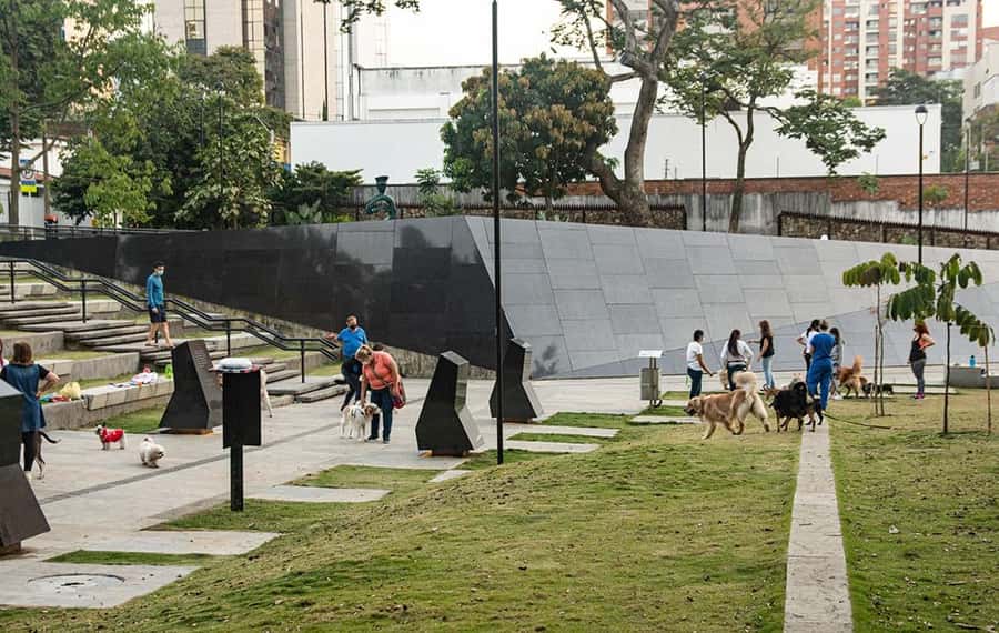 Medellín: Pablo Escobar Tour with beer included - What the four-hour schedule feels like
