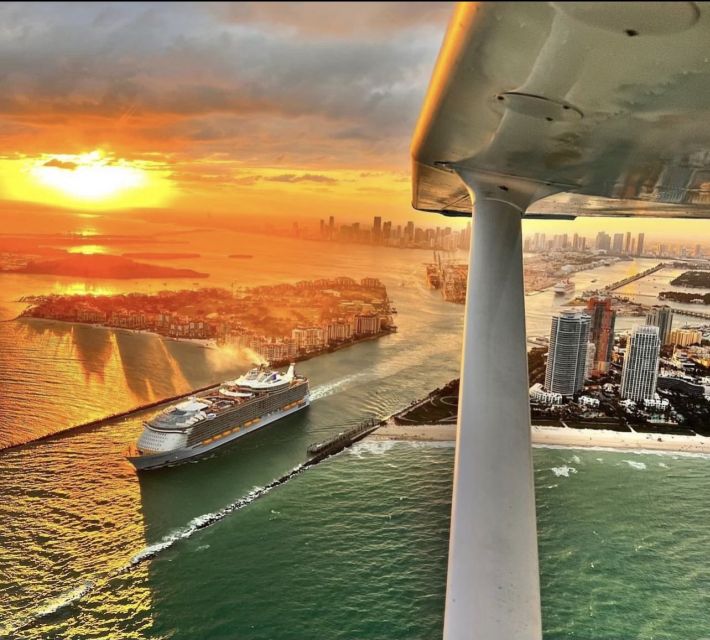 Miami: Romantic 1-Hour Private Flight Tour with Champagne - Downtown Miami across Biscayne Bay