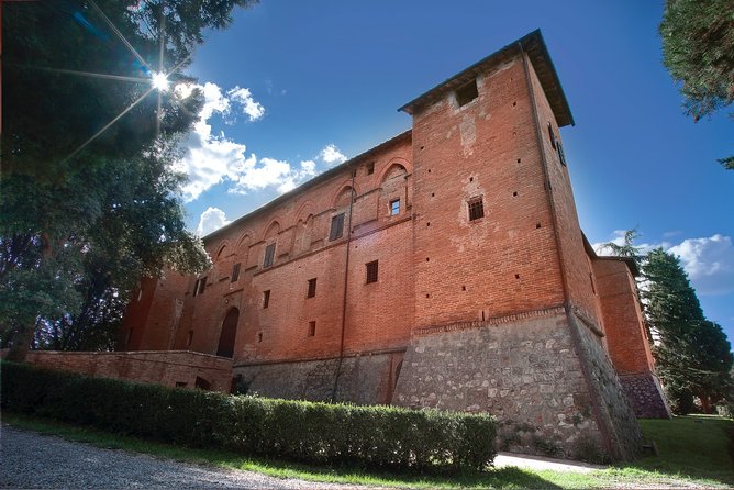 Montalcino: Brunello Wine Tasting & Lunch in a Tuscan Castle - A three-course lunch in the castle