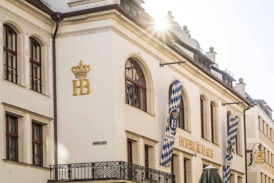 Munich: Hofbräuhaus Guided Tour with 1 Beer - Entering the Hofbräuhaus and its grand beer hall