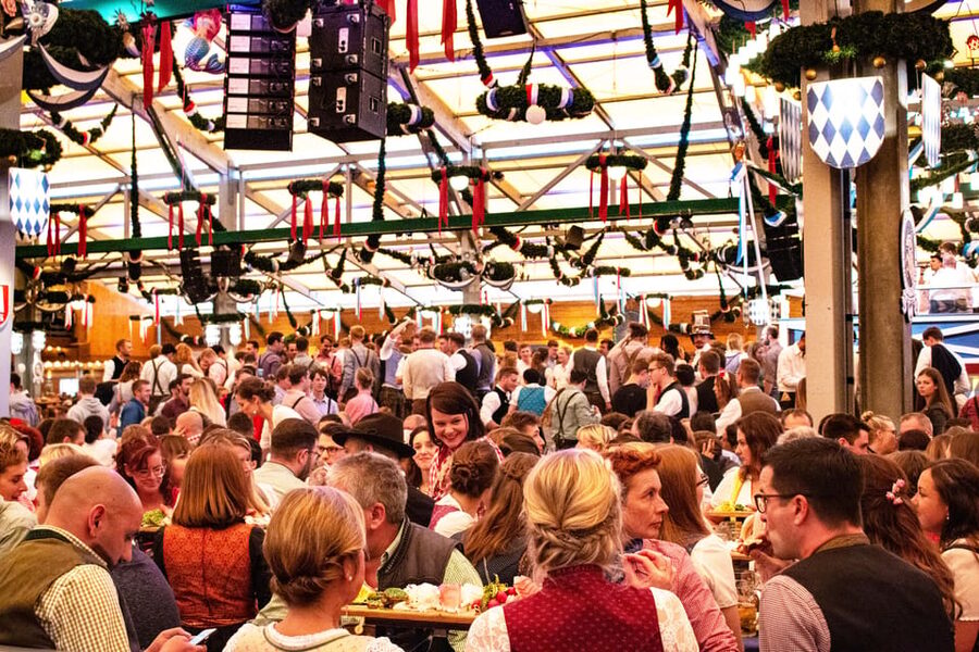 Munich: Oktoberfest Tour with Tent Reservation, Food & Beer - What the guides add to the day