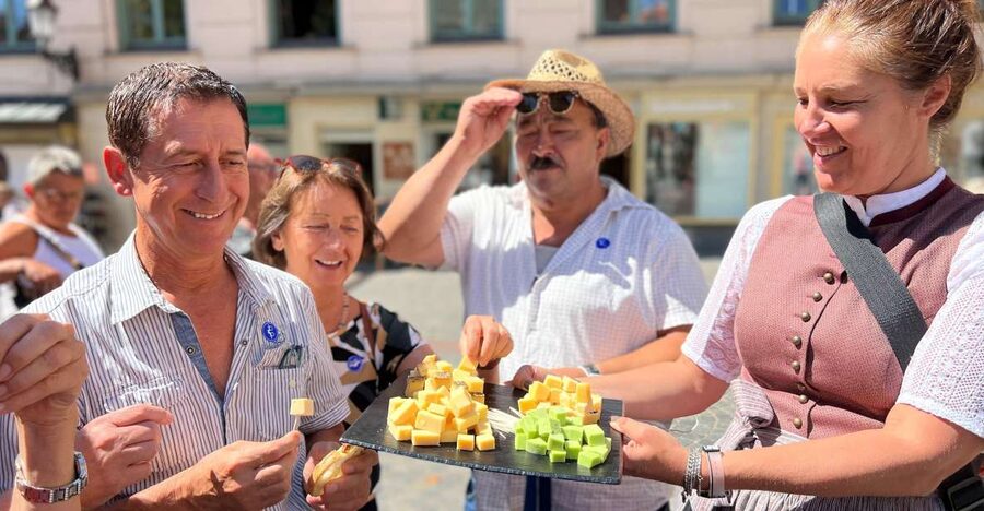 Munich: Viktualienmarkt Food Tasting Tour in German - The opening drink sets the seasonal tone