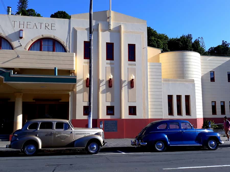 Napier: Art-Deco + Te Mata Peak+ Garden Walk + Wine Tasting - Napier’s Art Deco center needs a sharp introduction