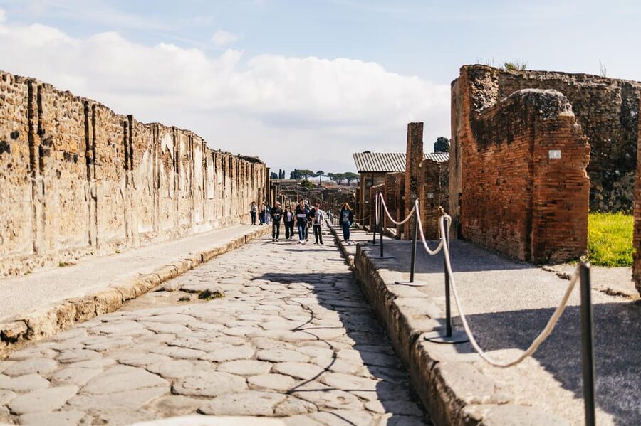 Naples: Pompeii and Mt. Vesuvius with Lunch and Wine Tasting - Pickup points and the ride south