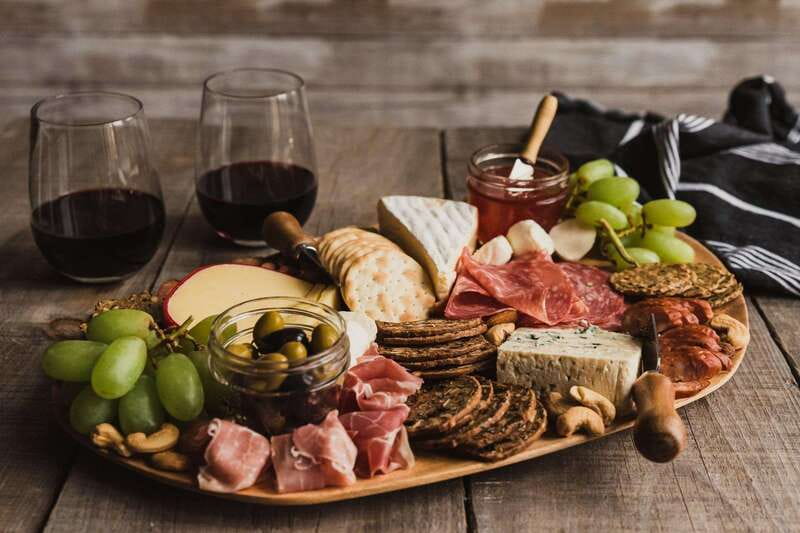 Niagara Falls: Winter Niagara Wine Tour with Transportation - Winter scenery, produce stops, and changing plans