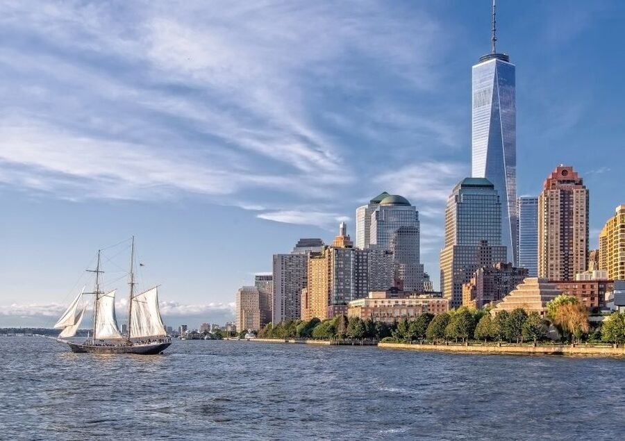 NYC: Statue of Liberty Day Sail with Onboard Bar - The Statue of Liberty is the main event
