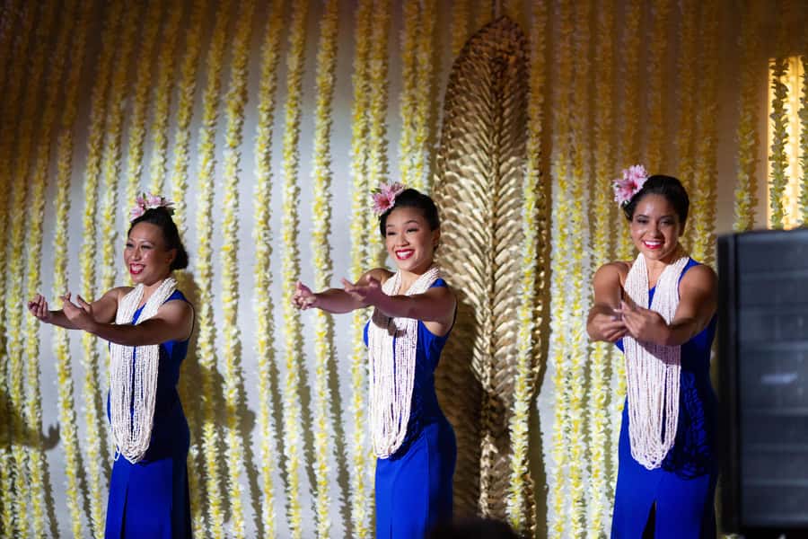 Oʻahu: Nā Lei Aloha Lūʻau & Dinner or Cocktail Show Option - The lei greeting sets the tone