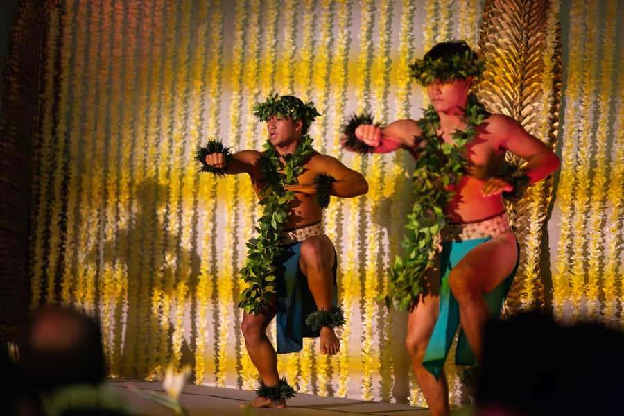 Oʻahu: Nā Lei Aloha Lūʻau & Dinner or Cocktail Show Option - Service, celebrations, and the human touch