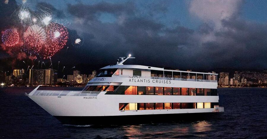 Oahu: Friday Night Fireworks Cocktail Cruise - Your Welcome Drink And The Full-Service Bar