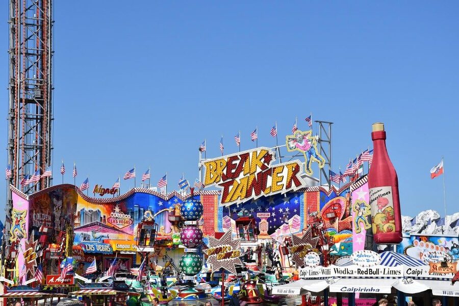 Oktoberfest Munich: Lunch/Dinner table reserv. big beer tent - Lunch or dinner, which is the better choice?