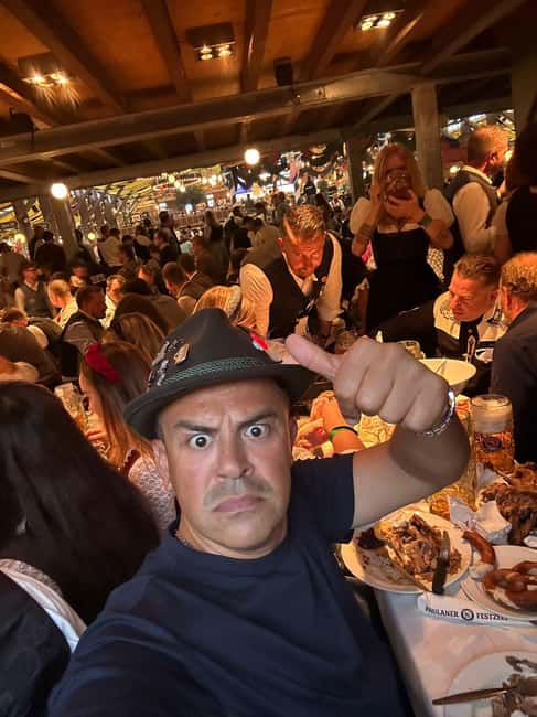 Oktoberfest Munich: Lunch/Dinner table reserv. big beer tent - Group size changes the social experience
