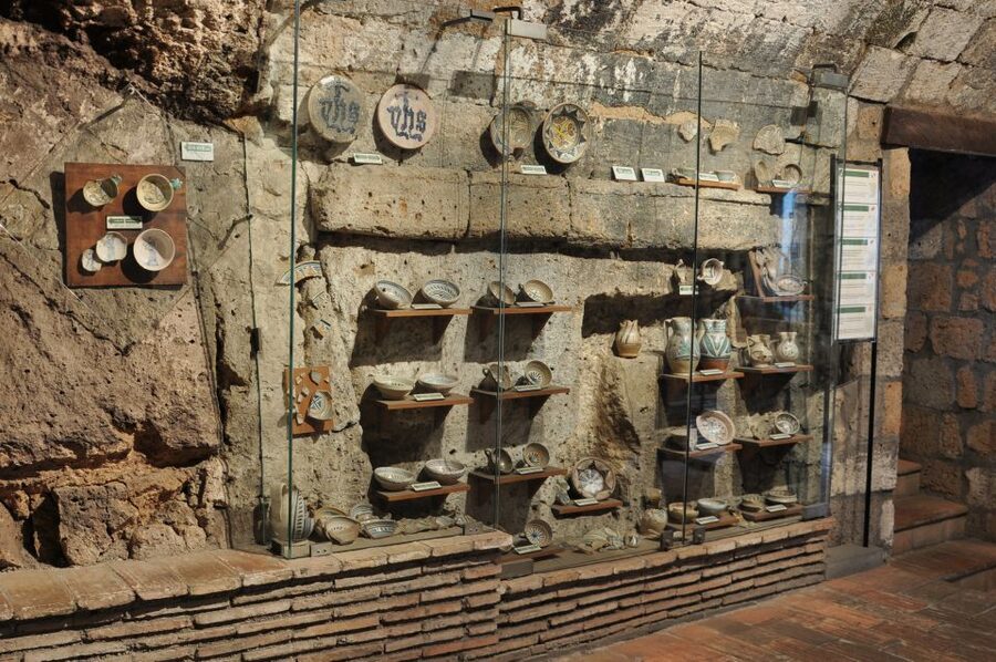 Orvieto: Pozzo della Cava Entry Ticket - Moving through the medieval underground rooms