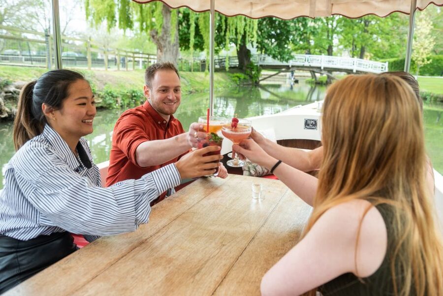 Oxford: Evening Sightseeing River Cruise with a Cocktail - Following Oxford’s university regatta course