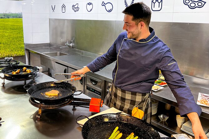 Paella Cooking Class, Wine Tasting & Central Market in Valencia - The guides make the difference