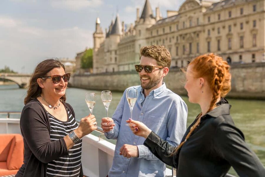 Paris: Champagne Tasting Cruise Departure from Eiffel Tower - At Les Vedettes de Paris, give yourself time to find the boat