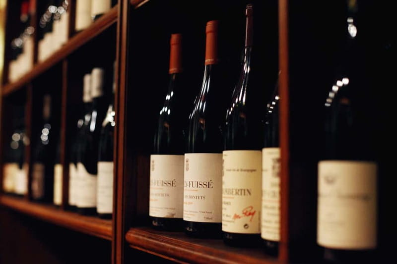 Paris: French Wine Tasting Class with Sommelier - The cellar setting and group size