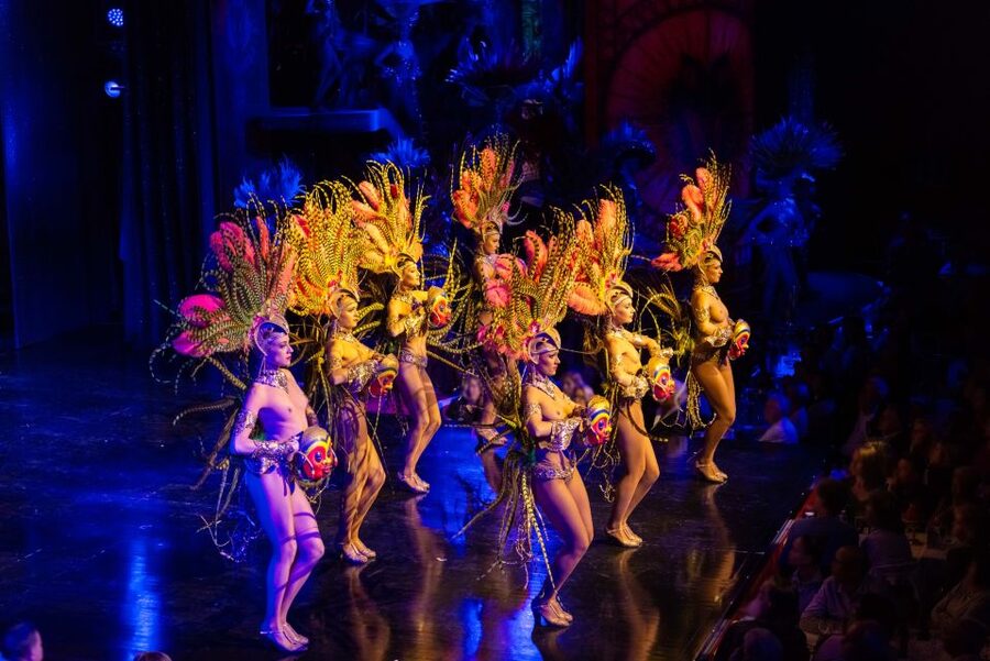 Paris: Moulin Rouge Dinner Show, Champagne, and Transport - Dress carefully and budget for the cloakroom