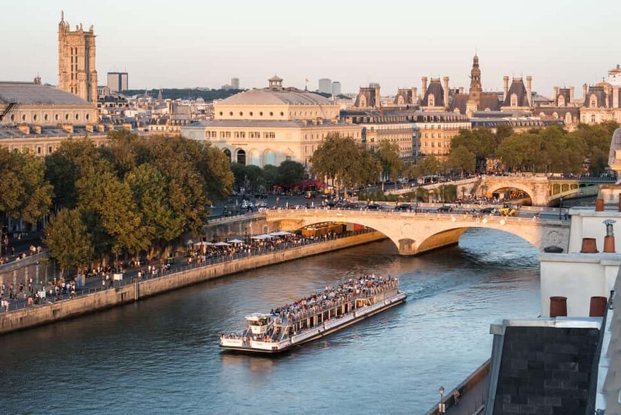 Paris : Scenic Cruise on the Seine River with Champagne - Notre Dame and Île de la Cité