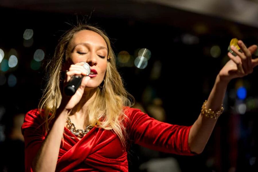 Paris: Seine River Champagne Dinner Cruise with Live Music - A Paris evening framed by the Seine