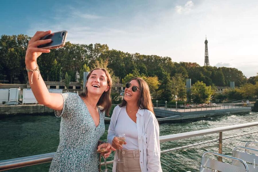 Paris: Seine River Cruise with Champagne from Eiffel Tower - Why a Seine cruise is a smart first Paris activity
