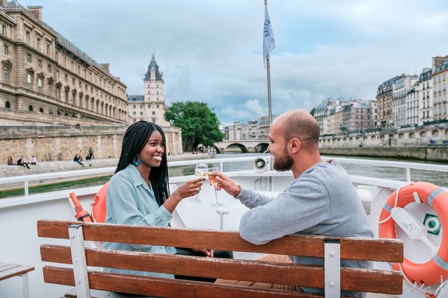 Paris: Seine River Cruise with Champagne from Eiffel Tower - Place de la Concorde and Grand Palais