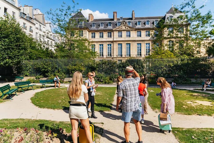 Paris: Walking Food Tour with Cheese, Wine and Delicacies - Why Le Marais is the right setting for a food tour